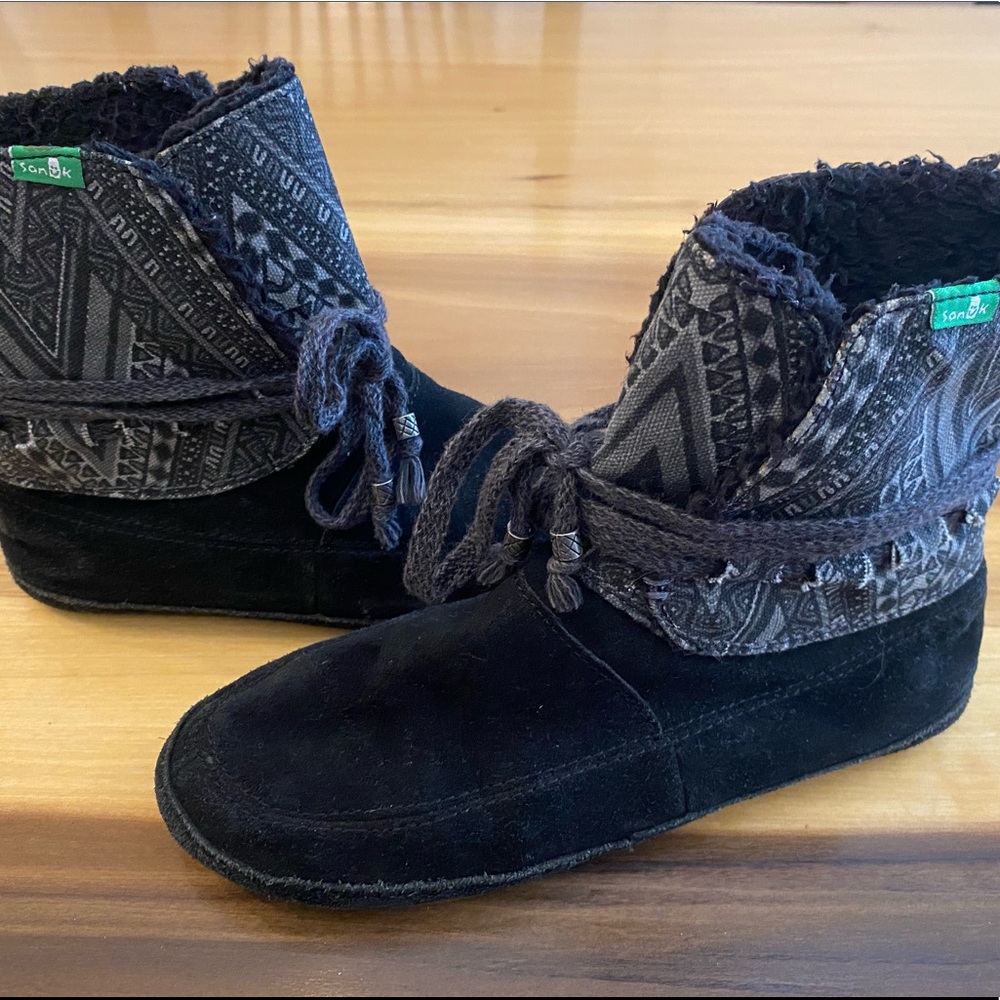 Black Sanuk boots, women’s size 6.